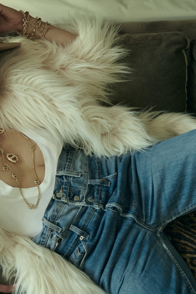 Популярная Дженнифер Лопес в шубе лежит на диване