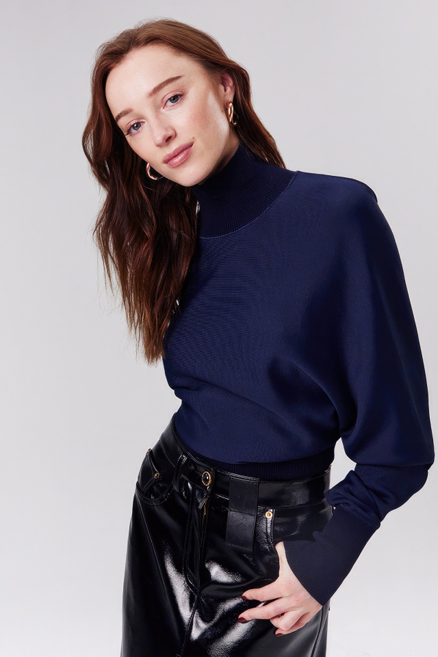 Рыжеволосая девушка актриса Фиби Дайневор