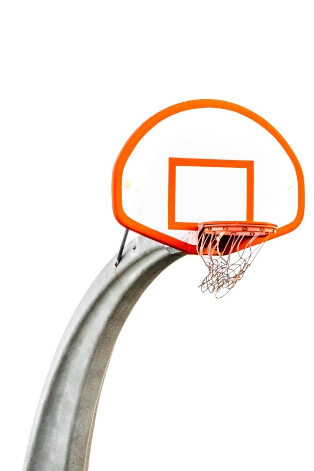 Красное баскетбольное кольцо на белом фоне