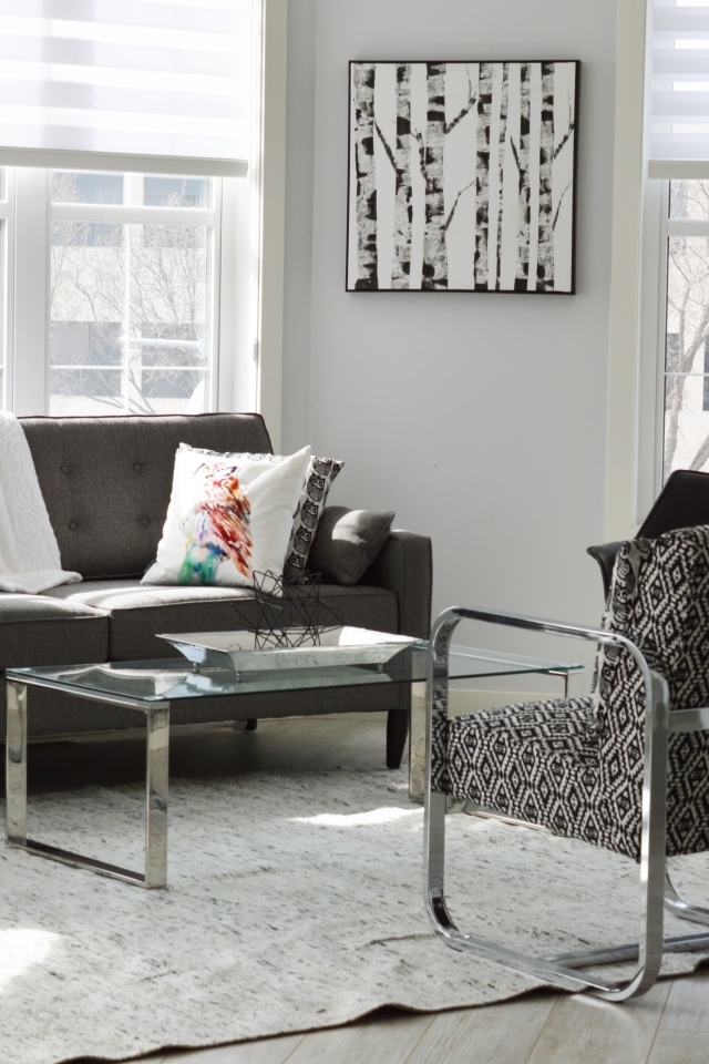 Комната с окнами и диваном  