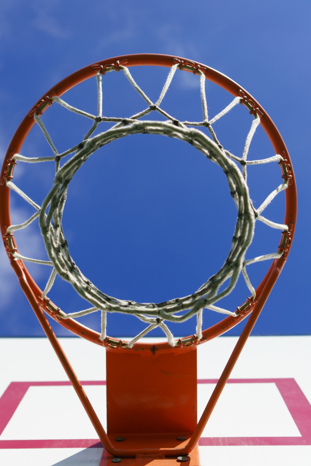 Круглое баскетбольное кольцо на фоне неба