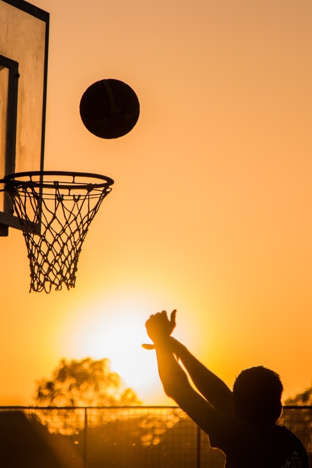 Бросок в баскетбольное кольцо на закате