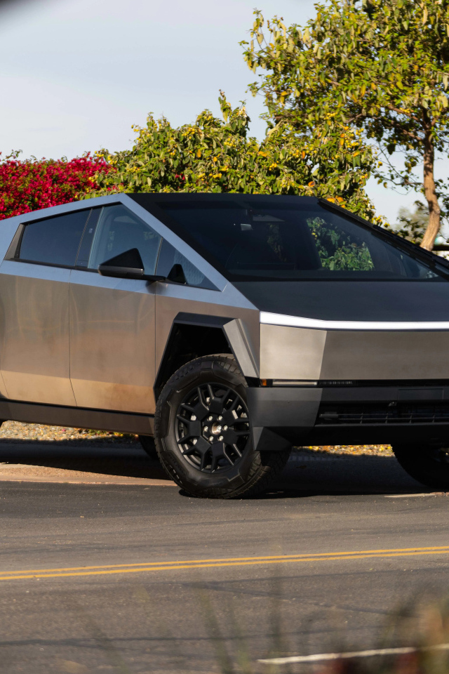 Серебристый автомобиль Tesla Cybertruck 2024  года