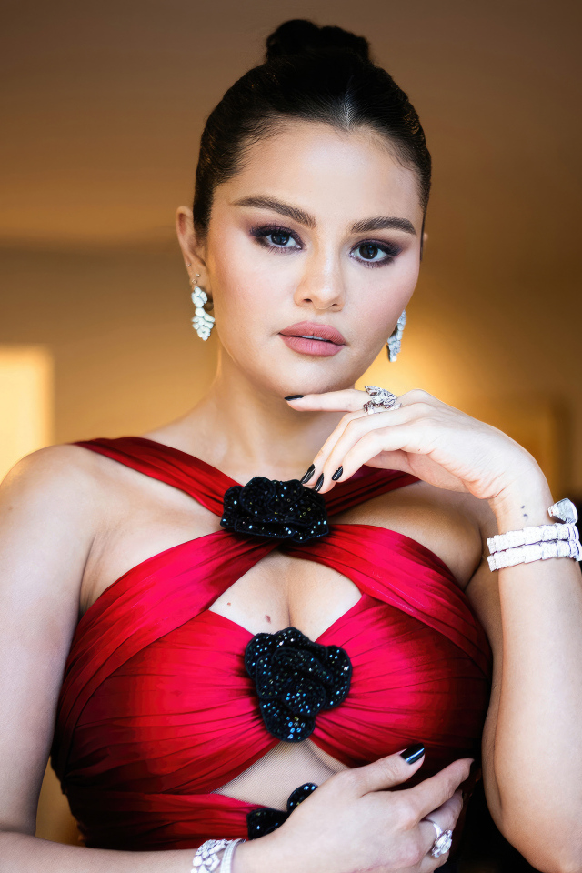 Певица и актриса Селена Гомес в красивом наряде