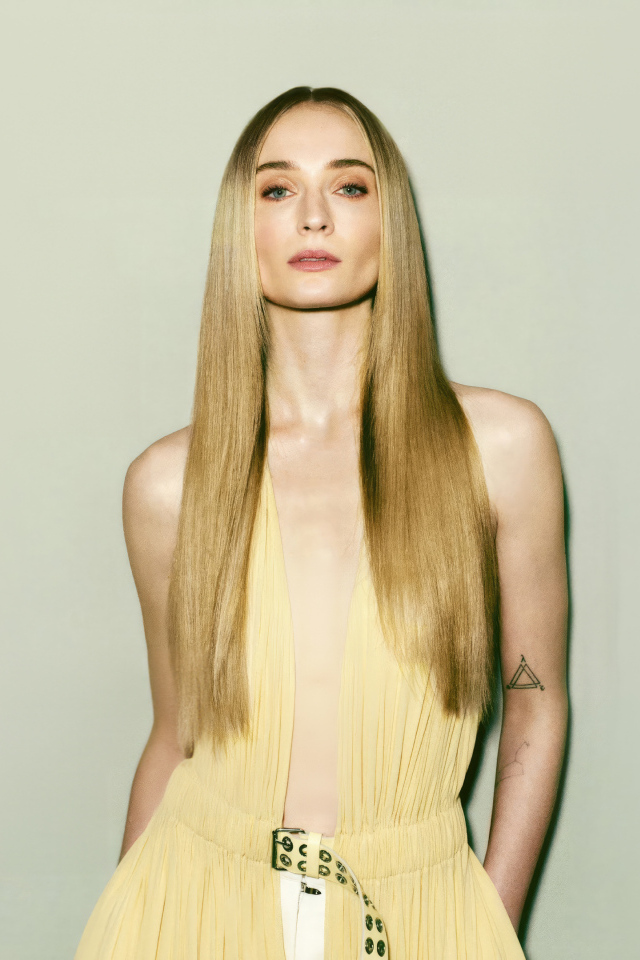 Худая девушка актриса Софи Тёрнер у стены