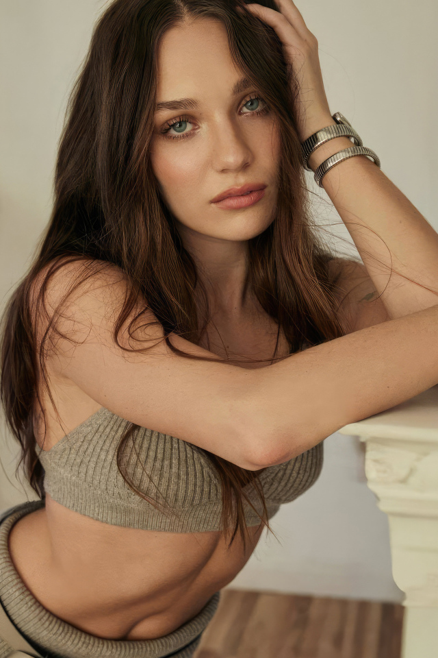 Стройная девушка актриса Мэдди Зиглер