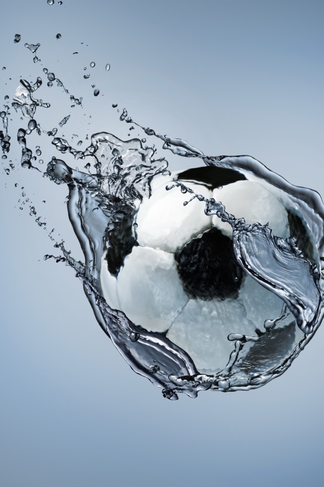 Футбольный мяч летит в воде на сером фоне