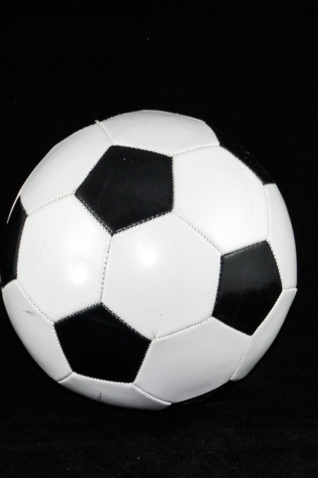 Футбольный мяч на черном фоне крупным планом