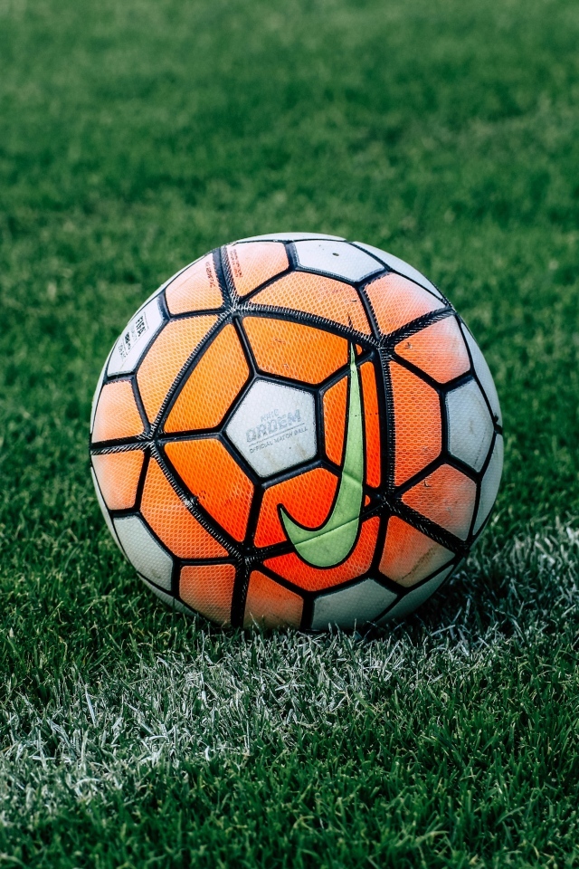 Футбольный мяч на зеленом поле