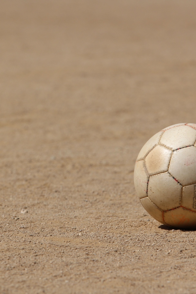 Футбольный мяч на песке 