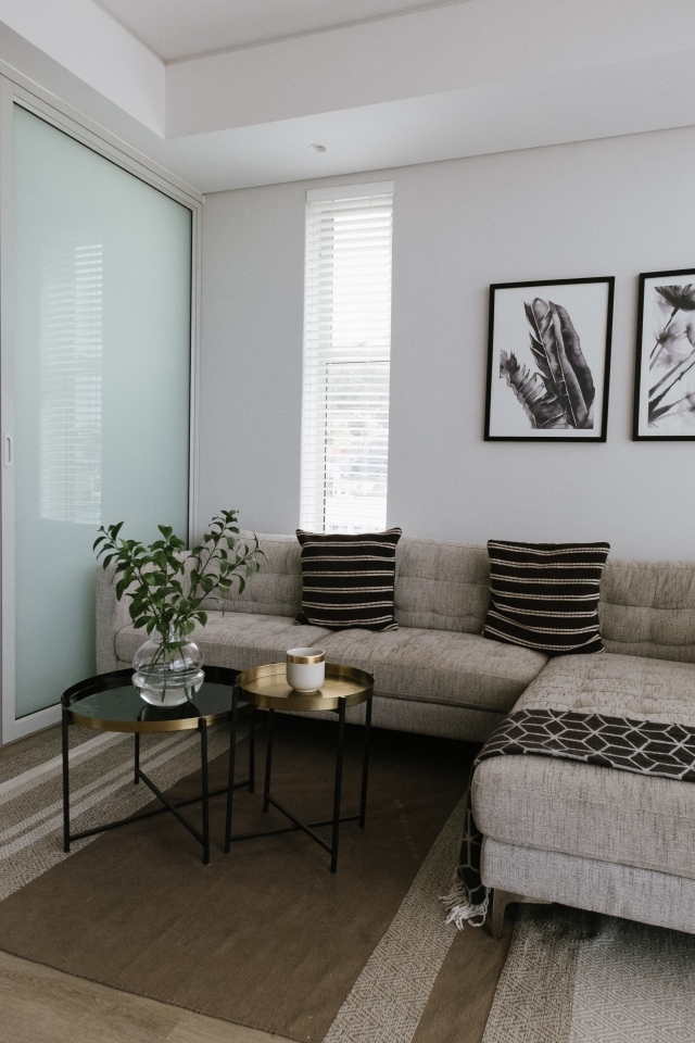 Диван в комнате с большой кроватью 