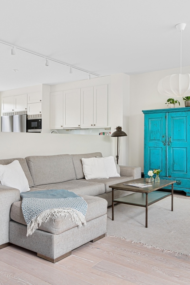 Просторная гостиная комната  с серым диваном