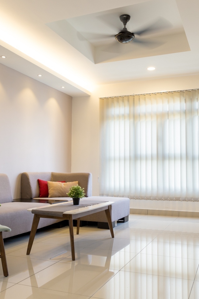 Просторная гостиная с небольшим количеством мебели