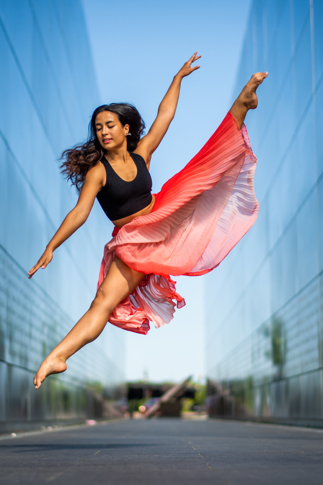 Эффектный прыжок балерины у здания