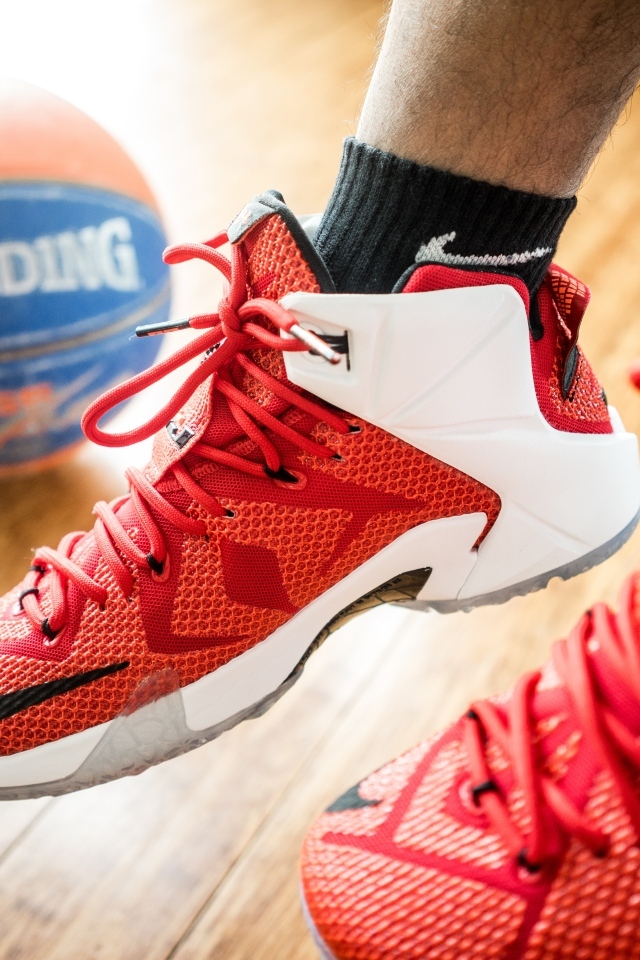 Спортивные кроссовки с мячом 