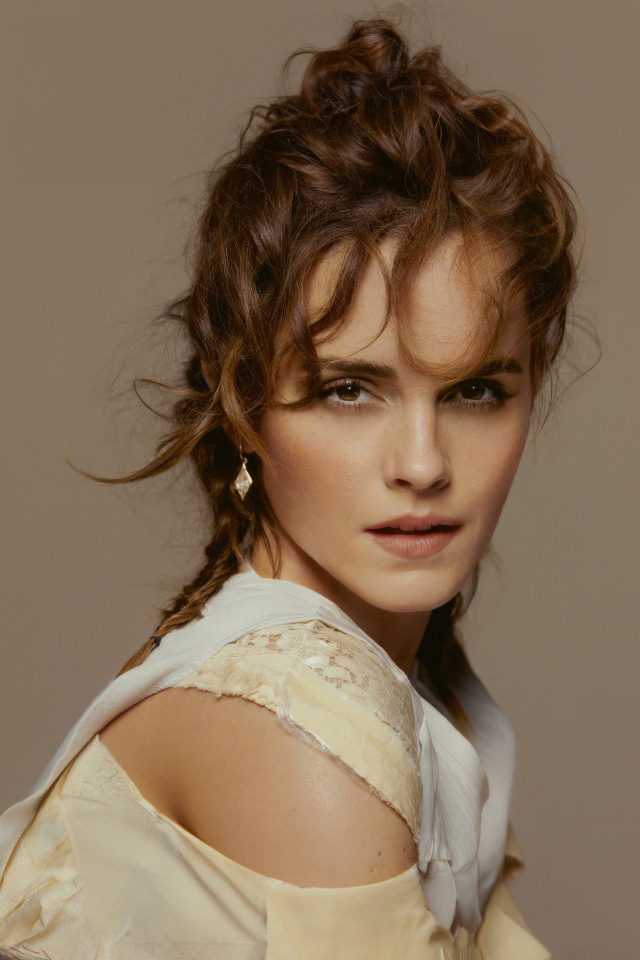 Стильная молодая актриса Эмма Уотсон на сером фоне