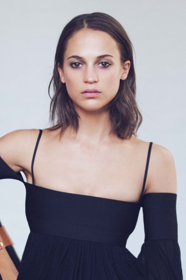 Шведская актриса Алисия Викандер в черном наряде