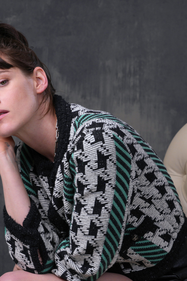 Милая Кристен Стюарт в кофте на кресле