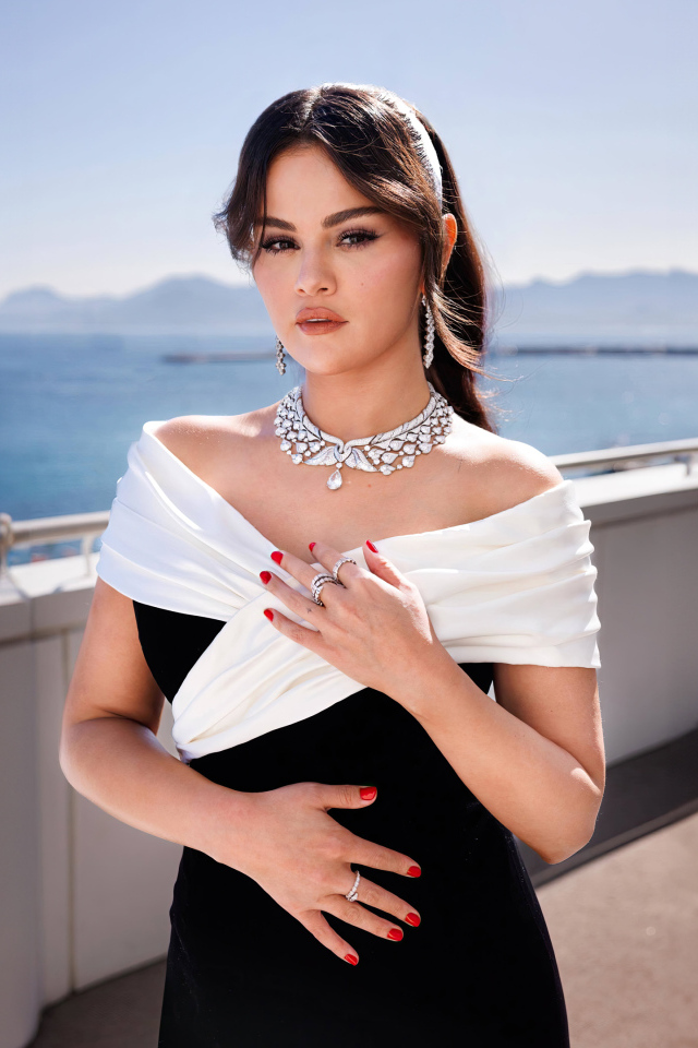 Милая Селена Гомес в платье у моря