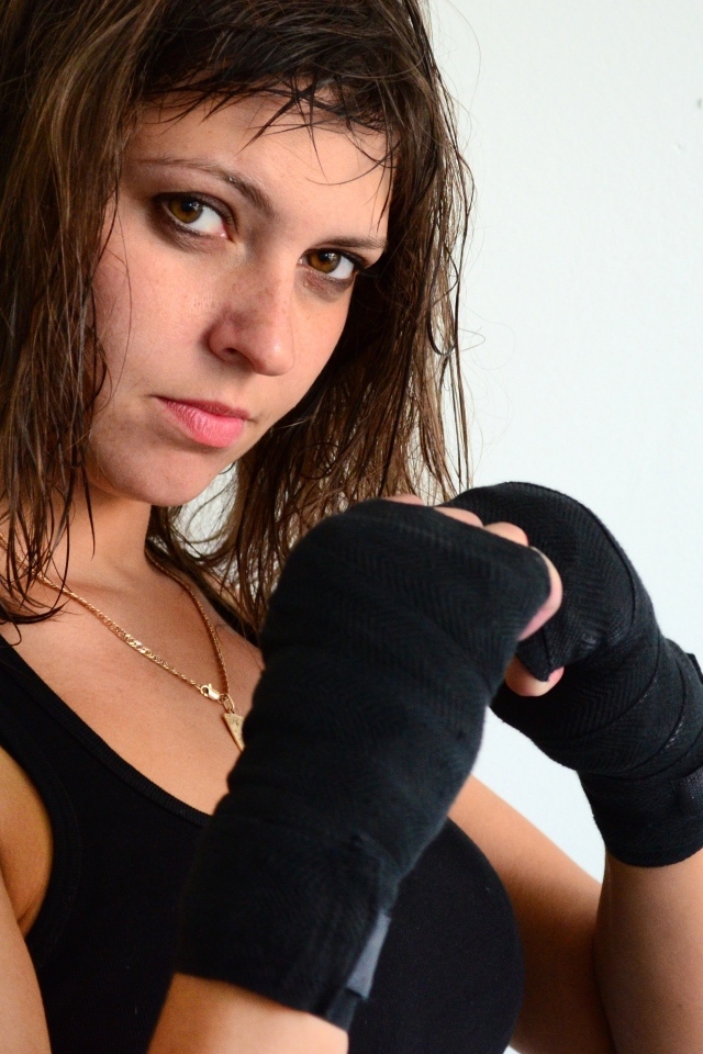 Девушка стоит в спортивной  стойке 