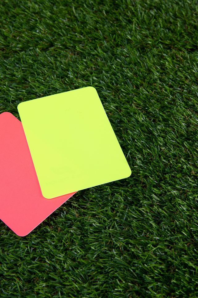 Две карточки на футбольном поле