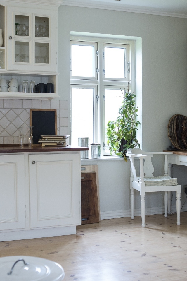 Белый кухонный гарнитур в комнате