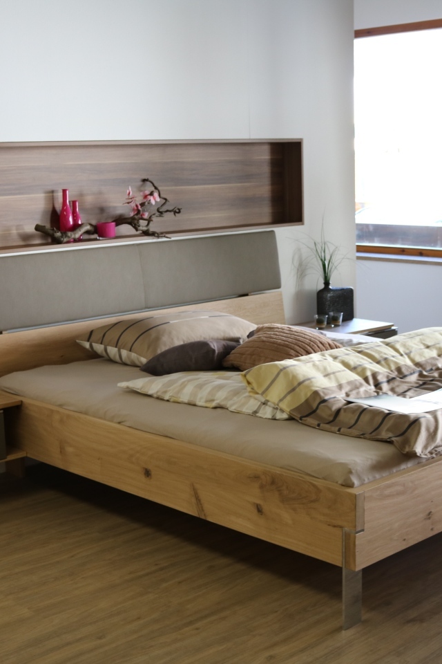 Деревянная кровать на ножках в спальне