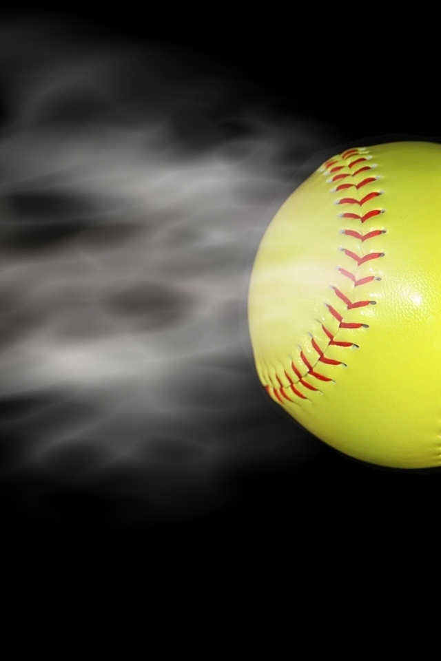 Желтый бейсбольный мяч с дымом на черном фоне