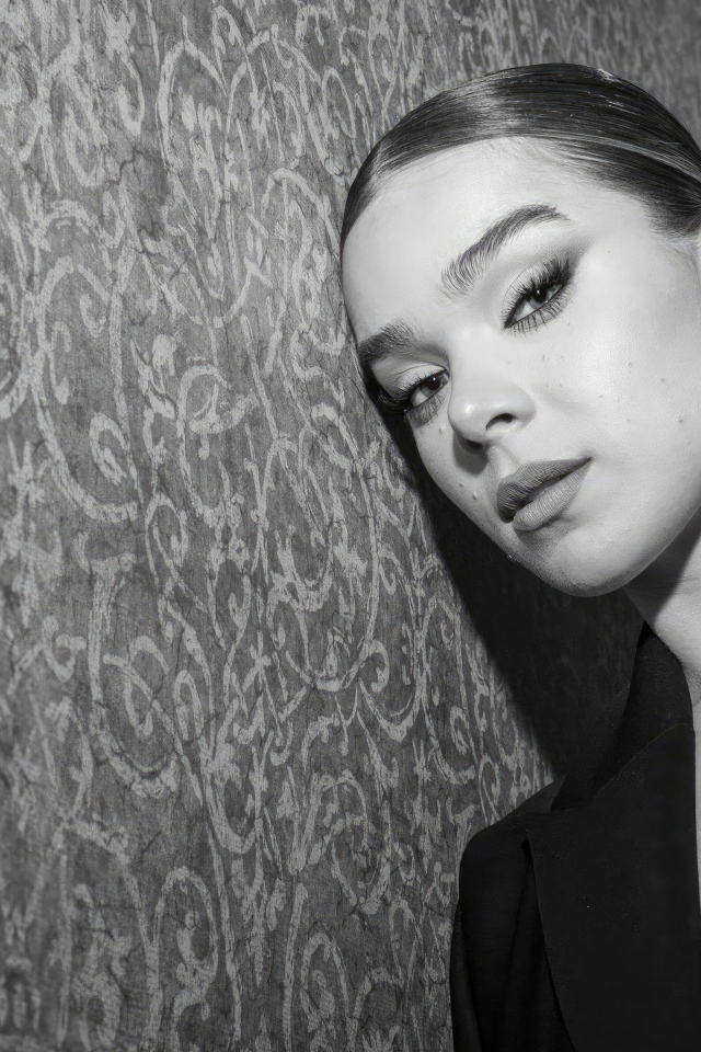 Молодая американская актриса Хейли Стейнфилд у стены