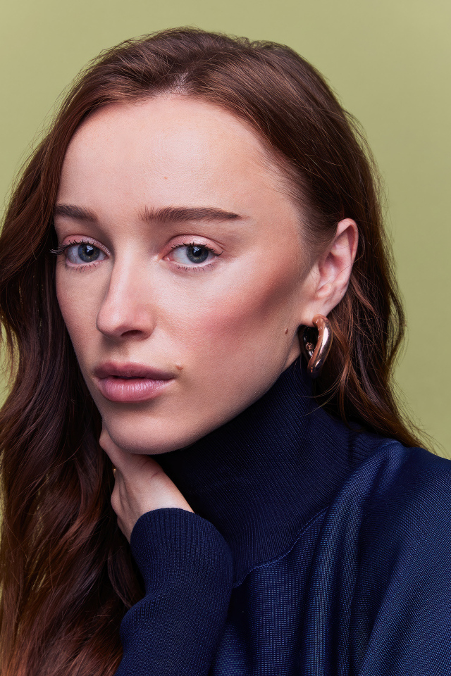 Молодая британская актриса Фиби Дайневор