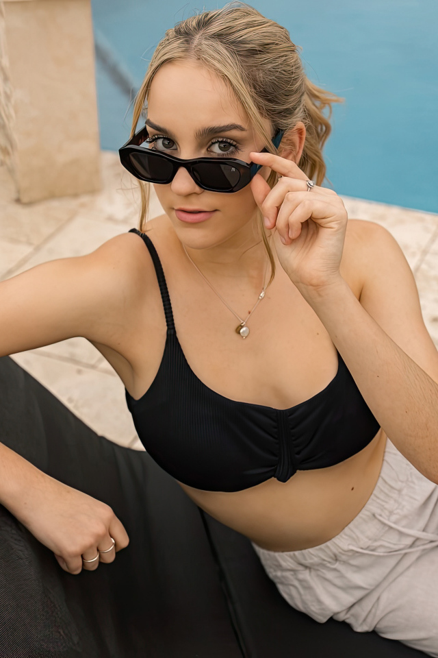 Молодая Никола Криза у бассейна