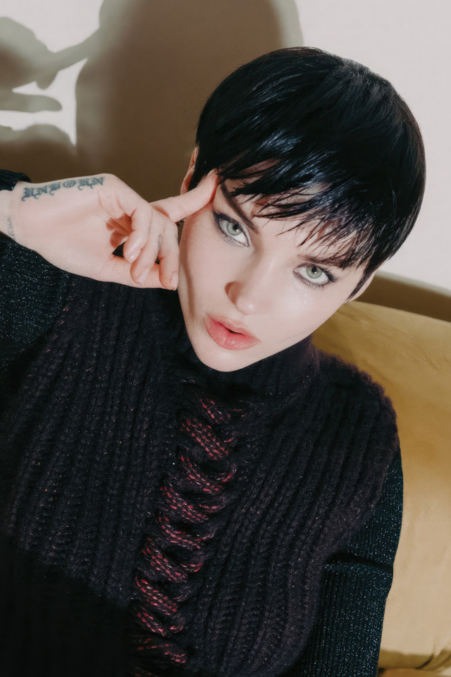 Молодая актриса Дав Кэмерон с короткой стрижкой