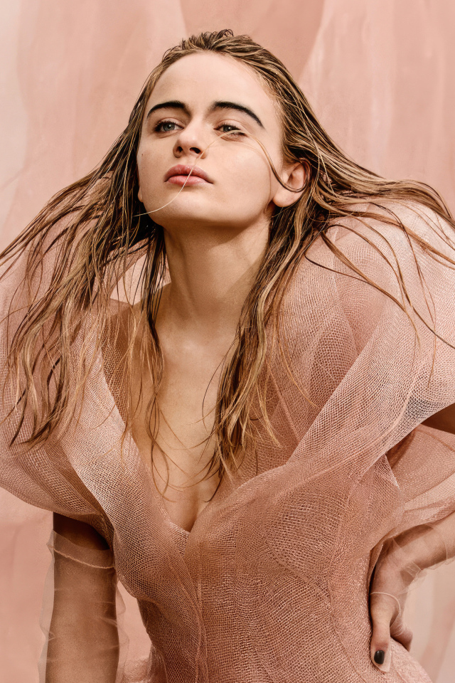 Молодая актриса Джоуи Кинг в красивом платье