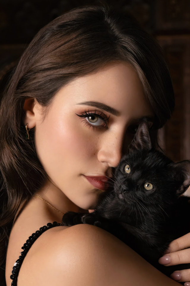 Молодая актриса Кэйли Кауэн с черным котенком