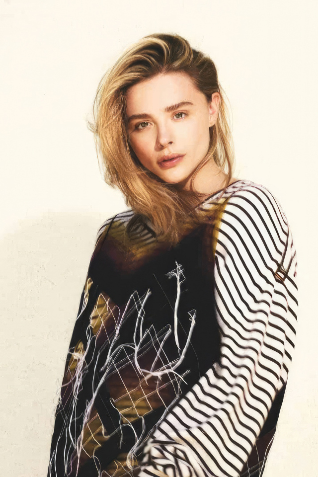 Молодая девушка блондинка актриса Хлоя Грейс Морец