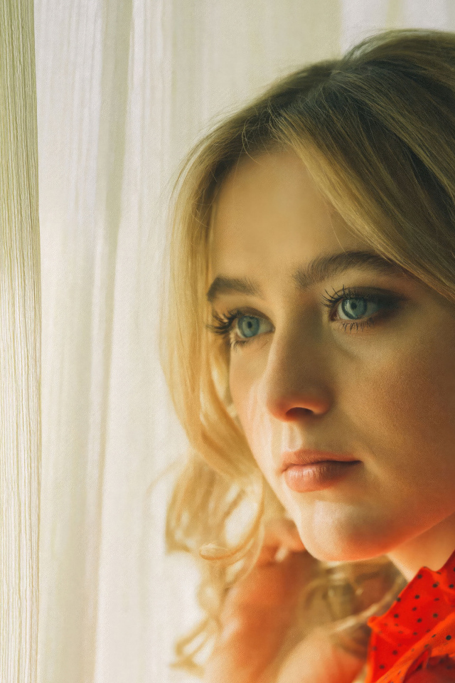 Молодая голубоглазая актриса Кэтрин Ньютон  у окна