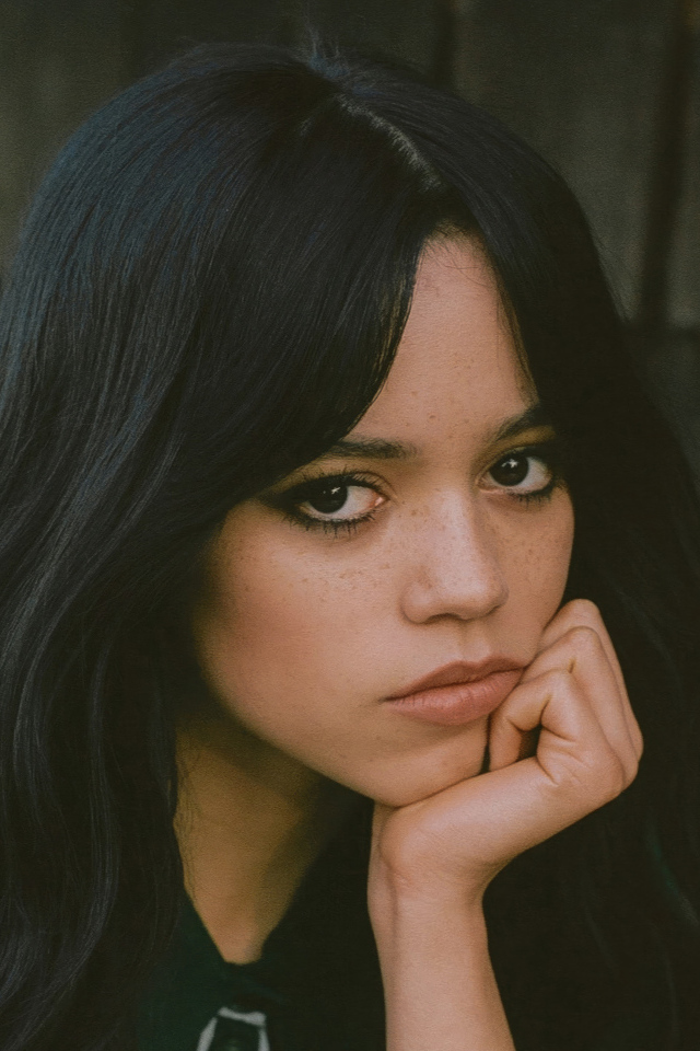 Молодая кареглазая девушка актриса Дженна Ортега