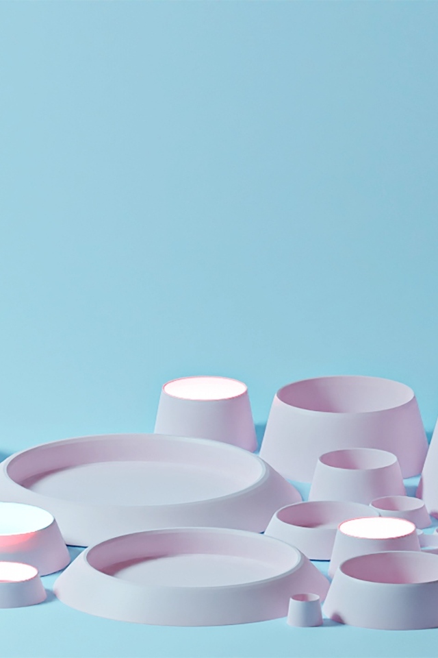 Розовые геометрические фигуры на голубом фоне