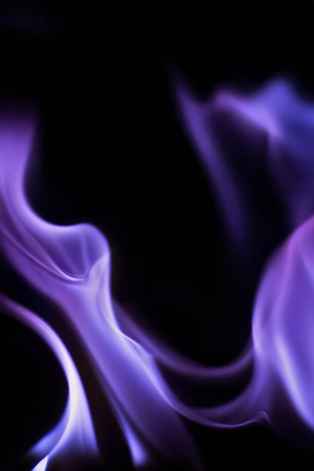 Фиолетовое пламя огня на черном фоне
