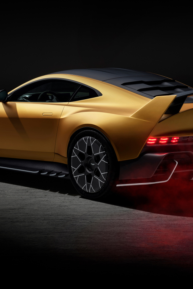 Дорогой золотистый автомобиль Aston Martin Valiant 2024 года