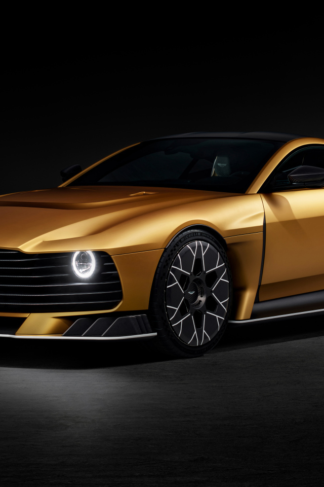 Вид спереди на золотистый автомобиль Aston Martin Valiant 2024 года