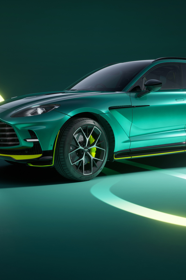 Зеленый автомобиль Aston Martin DBX707 AMR24 Edition