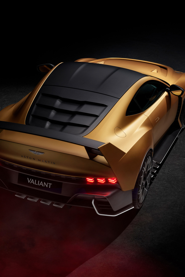 Вид сзади на спортивный автомобиль Aston Martin Valiant 2024  года