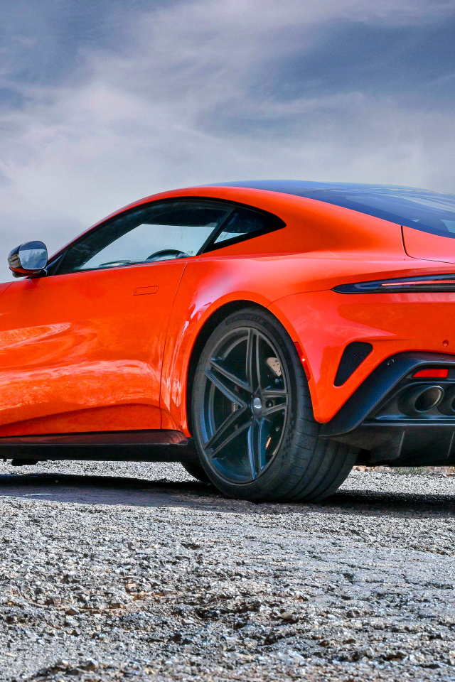 Вид сзади на красный автомобиль Aston Martin Vantage 2025 года