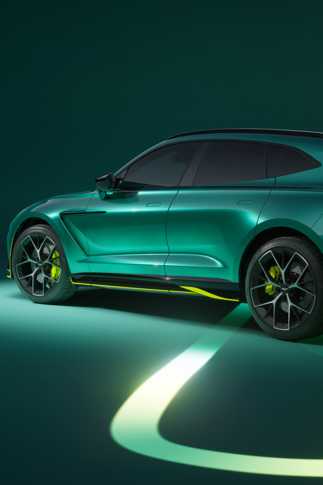 Вид сбоку на зеленый автомобиль Aston Martin DBX707 AMR24