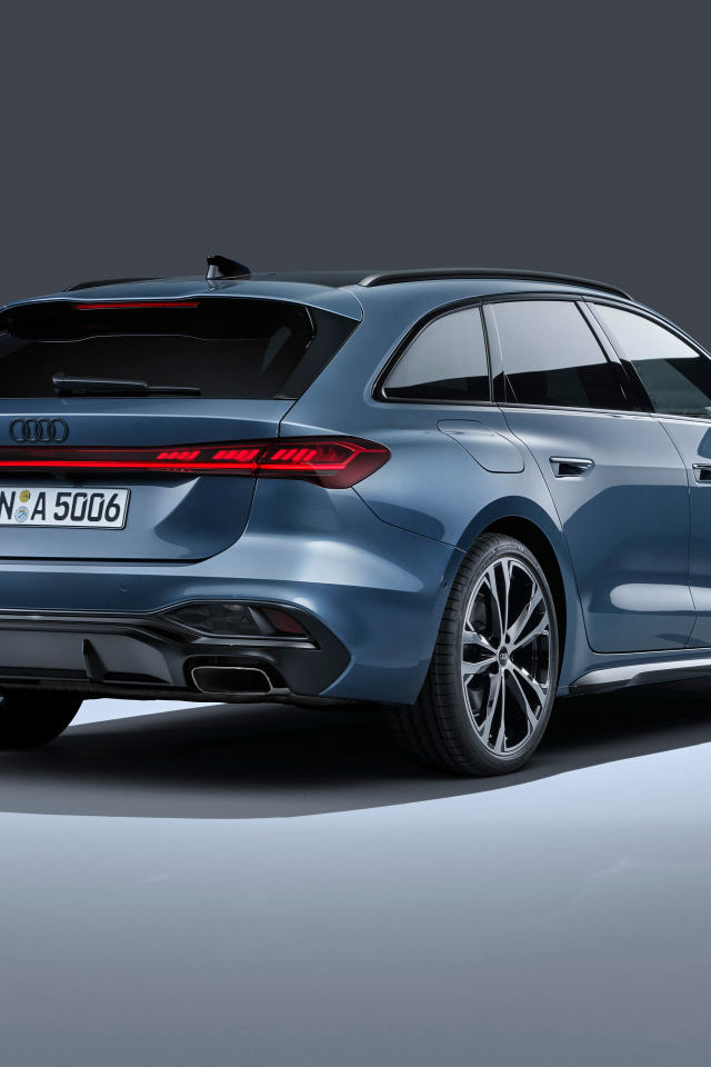 Вид сзади на автомобиль Audi A5 Avant TFSI quattro S line 2024 года на сером фоне