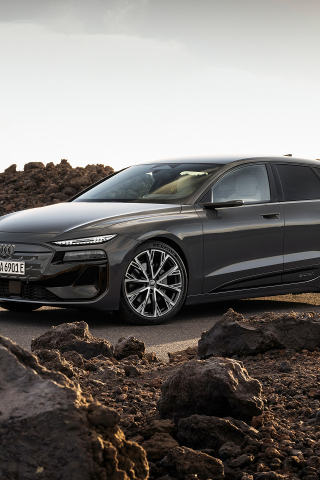 Автомобиль Audi A6 Avant e-tron S line 2024 года на дороге с камнями