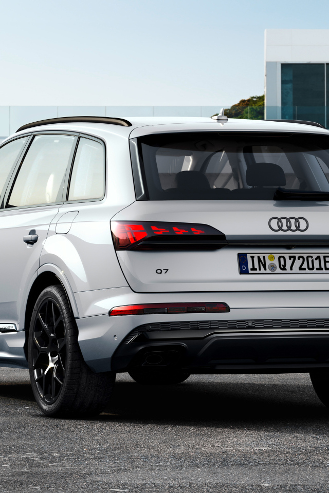 Вид сзади на автомобиль Audi Q7 55 TFSI E Quattro 2024 года