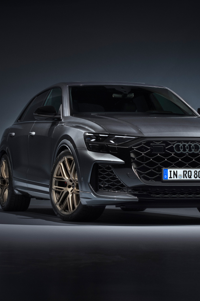 Автомобиль Audi RS Q8 2024 года на сером фоне