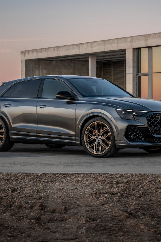 Автомобиль Audi RS Q8 2024 года у здания